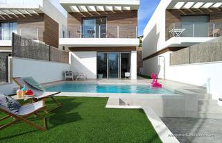 Chalet à Los Almendros. Modernos chalets con 3 dormitorios, sótano y piscina privada en