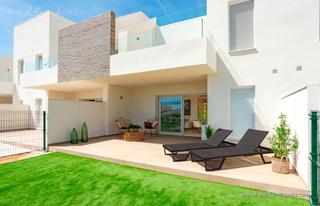Appartement à Algorfa. Apartamentos en planta baja con 3 dormitorios y jardín privado e