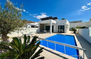Chalet à Benijófar. Chalet en una planta con 3 dormitorios y piscina privada en beni