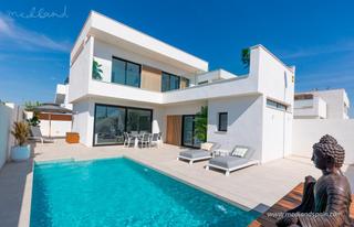 Xalet a San Javier. Moderno chalet de 3 dormitorios con piscina en san javier