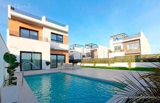 Maison jumelée à Benijófar. Chalets adosados con sótano, solárium y piscina privada en benij