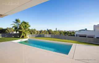 Chalet in Golf Bahía. Exclusivas villas de 3 dormitorios, sótano, piscina privada y vi