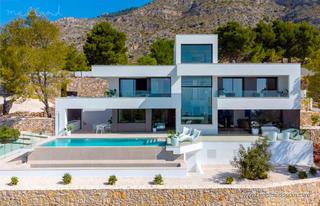 Chalet en Altea la Vella. Exclusiva villa de 4 dormitorios, piscina privada y vistas panor