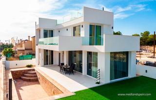 Chalet en Los Almendros. Chalet independiente con 3 dormitorios, solárium, piscina privad