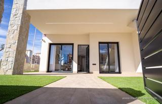 Apartament a Pilar de la Horadada Ciudad. Apartamento en planta baja con 3 dormitorios y jardín privado en