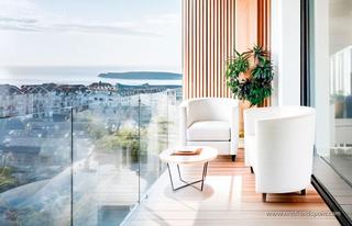 Apartamento en Las Piscinas Naturales. Ático con solárium privado a 250 metros de la playa en torreviej