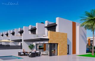 Chalet en Aguas Nuevas. Moderna villa de 3 dormitorios y solárium privado a 600 metros d