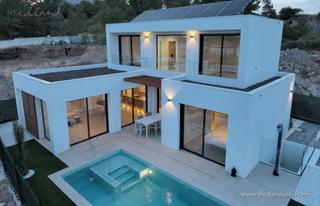 Chalet en Escandinavia-Cautivador. Exclusiva villa con 3 dormitorios, sótano, piscina privada y vis
