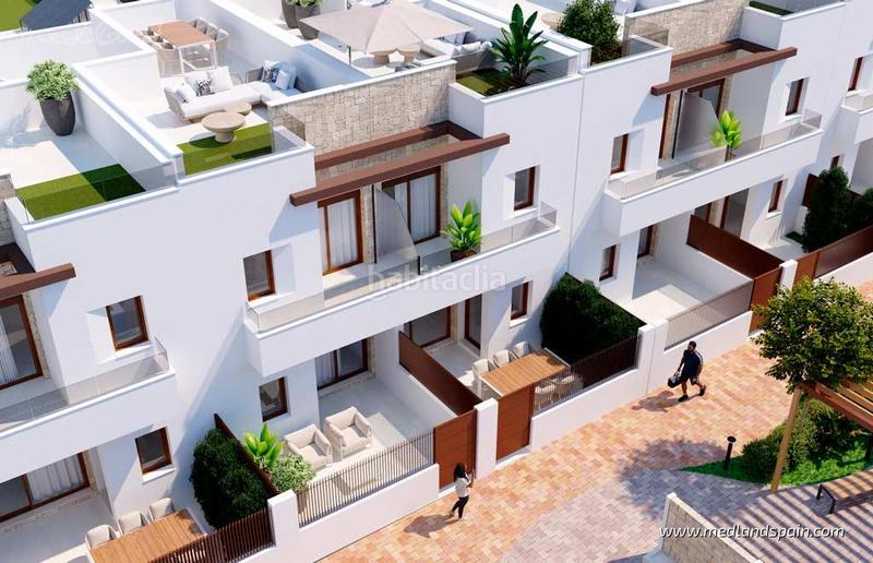 Foto c3b5f677-2600-4004-8498-369cb0af3a84. Casa adosada villas adosadas de 3 dormitorios y solárium con vistas panorámicas en vistabella golf en Orihuela