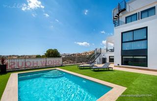 Chalet en Algorfa. Exclusivo chalet de 6 dormitorios, sótano y solárium privado en