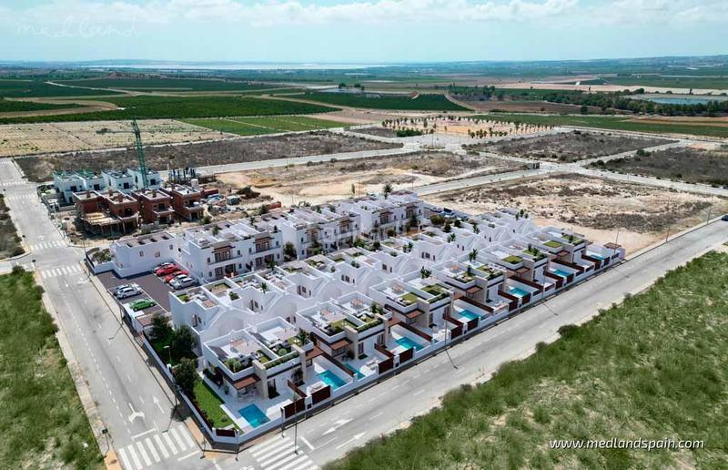 Foto cff0a9e9-11bf-4503-a226-e21fecf61b1a. Casa adosada villa de una sola planta con 2 dormitorios y piscina privada en vistabella golf en Orihuela
