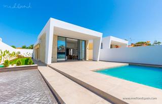 Chalet à Los Balcones-Los Altos. Modernas villas de una sola planta con piscina privada en torrev