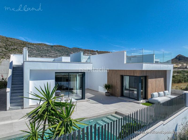 Foto 311c7387-23f3-4fcc-99fa-5b2f8098e98b. Chalet moderno chalet con piscina privada y gran jardín en altaona golf, en Murcia