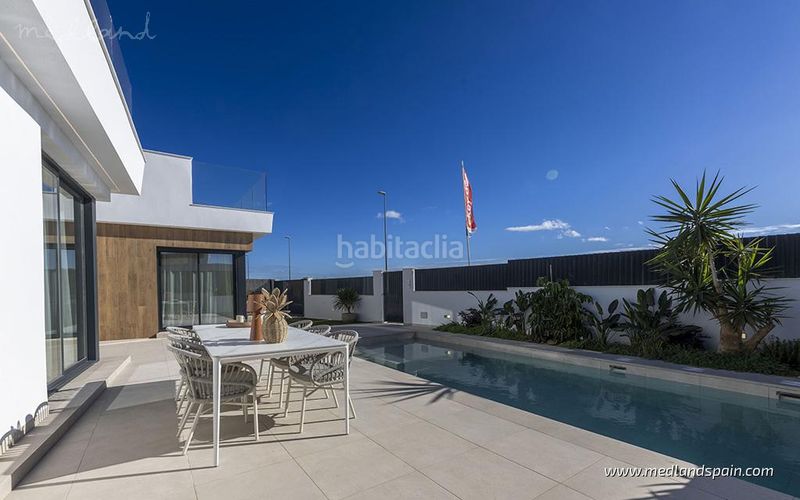Foto 4e651c31-b604-4b18-8f10-74965104406a. Chalet moderno chalet con piscina privada y gran jardín en altaona golf, en Murcia