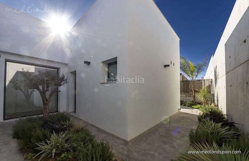 Foto 54f84190-1b5d-4e85-9003-8b91c22a6a47. Chalet moderno chalet con piscina privada y gran jardín en altaona golf, en Murcia
