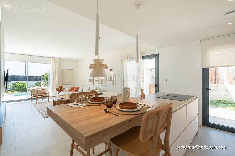 Foto b4e6fe3f-2412-40d9-8644-168388c63b4f. Chalet moderno chalet con piscina privada y gran jardín en altaona golf, en Murcia