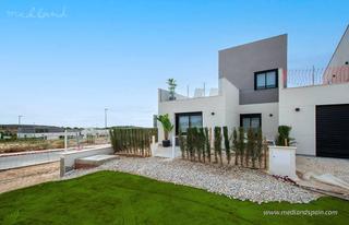 Xalet a Baños y Mendigo. Chalet adosado de 3 dormitorios y jardín privado en campo de gol