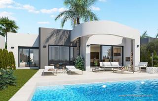 Chalet en Las Lomas de Rame-Bahía Bella. Villa en primera línea de golf con 3 dormitorios, piscina privad
