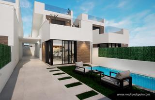 Chalet en Las Lomas de Rame-Bahía Bella. Moderno chalet con solárium y piscina privada a 500 metros de la