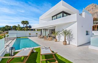 Xalet a Polop. Modernos chalets con sótano, piscina privada y fantásticas vista