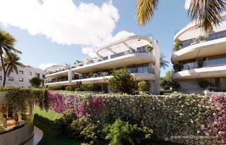 Apartament a Bahía Dorada. Ático en estepona con 3 dormitorios, solárium y piscina privada