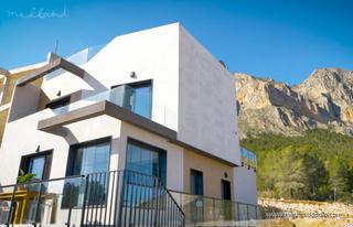 Chalet in Polop. Chalet pareado de 3 dormitorios, solárium privado y piscina con