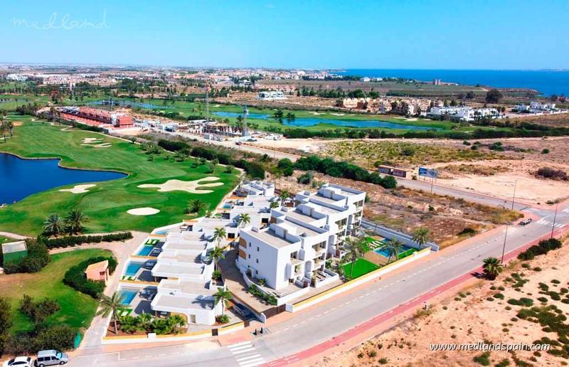 Foto e842303f-d77d-4b12-845e-5b7b15795748. Chalet villa en los alcázares con piscina privada, solárium y vistas al campo de golf en Alcázares (Los)