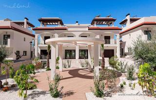 Casa adossada a Rojales. Chalets adosados de 3 dormitorios, jardín y solárium en ciudad q
