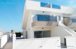 Maison jumelée à Pilar de la Horadada Ciudad. Adosado con 3 dormitorios, jardín y solárium privado en pilar de