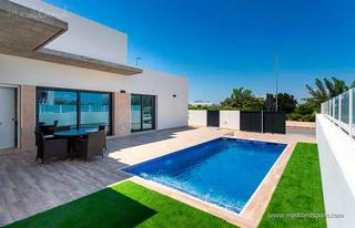 Chalet en Daya Nueva. Villa independiente en una sola planta en daya nueva con 3 dormi