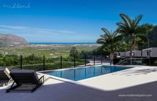 Xalet a Pedreguer. Villa en una sola planta con 3 dormitorios y vistas al mar en pe