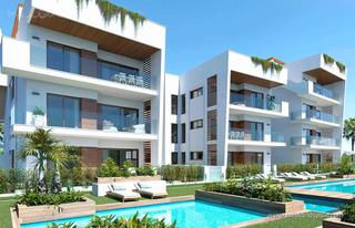 Apartamento en Centro. Apartamento en planta baja con 3 dormitorios y jardín en los alc