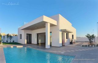 Chalet in Rafal. Villa contemporánea de una sola planta con 3 dormitorios y pisci