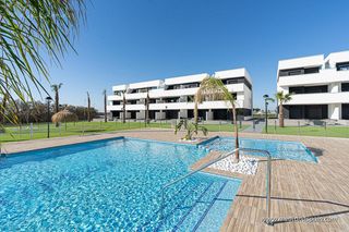 Apartamento en El Raso. Apartamento en planta baja con jardín en el raso, guardamar