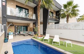 Chalet in Benijófar. Villa independiente de 3 dormitorios con piscina y solárium en b