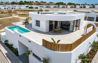 Chalet à Algorfa. Villas independientes con 4 dormitorios, sótano y piscina en la