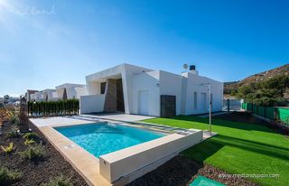 Semi detached house in Algorfa. Villas adosadas en una planta con 3 dormitorios, solárium y pisc