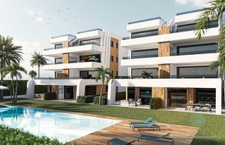 Apartament a Condado de Alhama. Apartamento en primera línea de golf con jardín cerca de la cost
