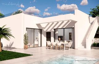 Chalet in Rojales. Villas en una sola planta con 3 dormitorios, piscina y solárium