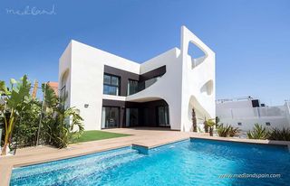 Chalet à Rojales. Villas con 3 dormitorios, piscina y solárium en ciudad quesada