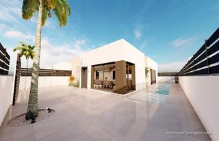 Chalet en Benijófar. Villas en una sola planta con 3 dormitorios y jardín en benijófa