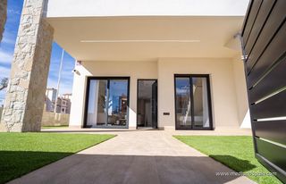 Apartament a Pilar de la Horadada Ciudad. Apartamento en planta baja con 3 dormitorios y jardín privado en