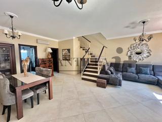 Reihenhaus in Lepe. Amplia casa adosada a sólo cinco minutos del centro de lepe.