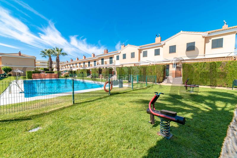 Foto 400cd599-f771-4800-ba5f-fabe7bfb984f. Casa adossada amb xemeneia aparcament piscina a Islantilla costa Islantilla