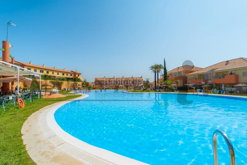 Foto 0144f6dd-bbd4-4ed8-aa90-a281553206b3. Casa bifamiliare con camino piscina in Islantilla golf Islantilla