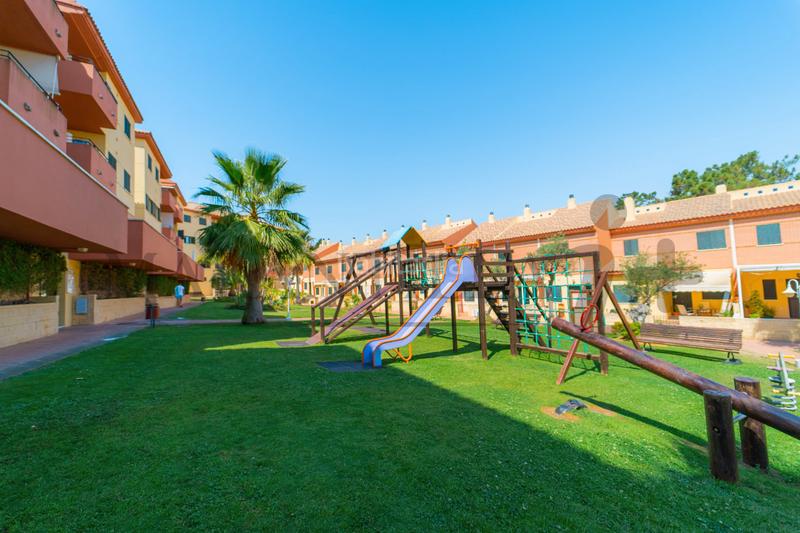 Foto 741dae1e-5386-412e-b546-35413d6d8eeb. Casa bifamiliare con camino piscina in Islantilla golf Islantilla