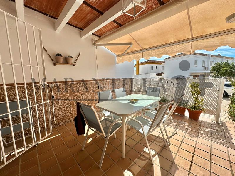 Foto f29770de-e8ae-400c-b2f7-0fa55bfffdb6. Casa a schiera con parcheggio in Urbasur Islantilla