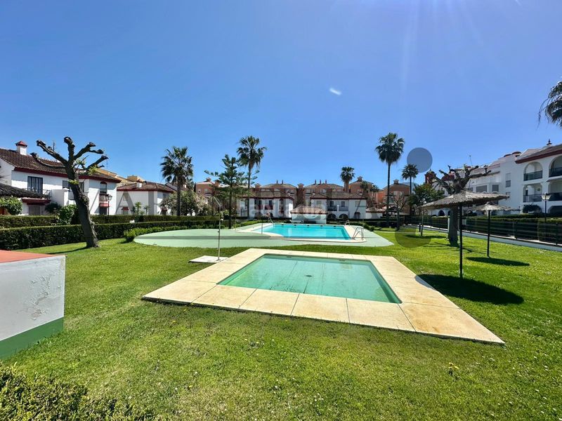 Foto 797fa8a6-b0dd-40da-aae2-e86981654c15. Planta baixa amb piscina a Islantilla costa Islantilla