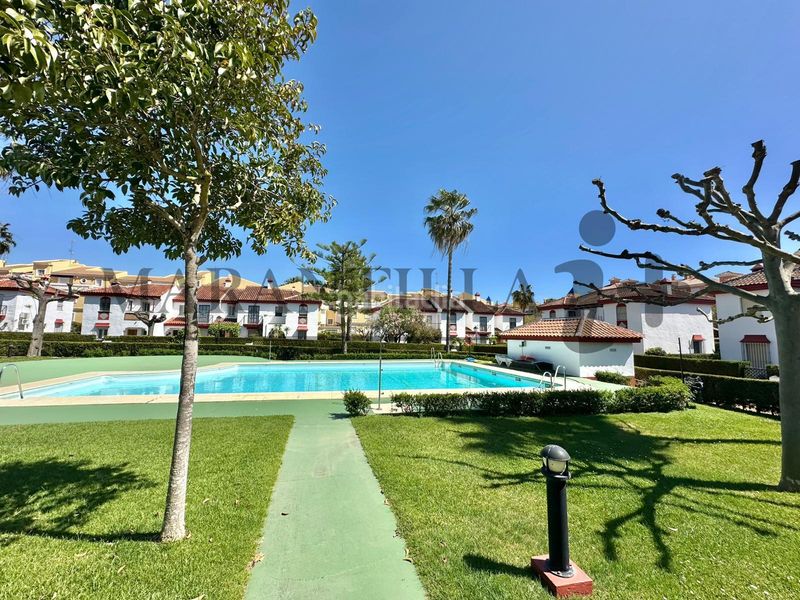 Foto cb49f48d-b8b5-4c43-8f89-e8e92bf1eff0. Planta baixa amb piscina a Islantilla costa Islantilla