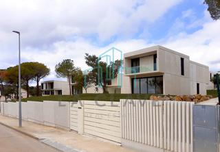 Casa  Carrer juli garreta. Bonita casa de obra nueva